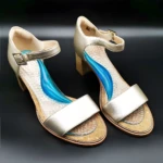 Sandalias doradas con plantilla ortopédica para pie plano adulto.