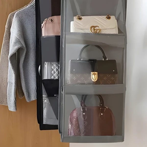 Porta bolsos colgante de tela gris con carteras Gucci y Louis Vuitton, y suéteres.