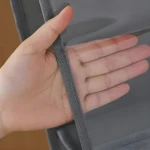 Porta bolsos colgante gris con mano mostrando detalle de malla.