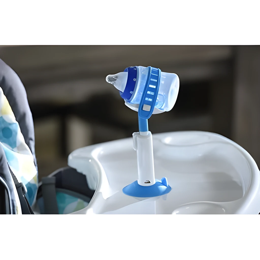 Porta teteros para bebés azul sujeto a bandeja de comedor infantil, con tetero listo para usar.