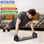 Hombre entrenando pecho, espalda, tríceps y hombros en soporte de flexiones profesional.