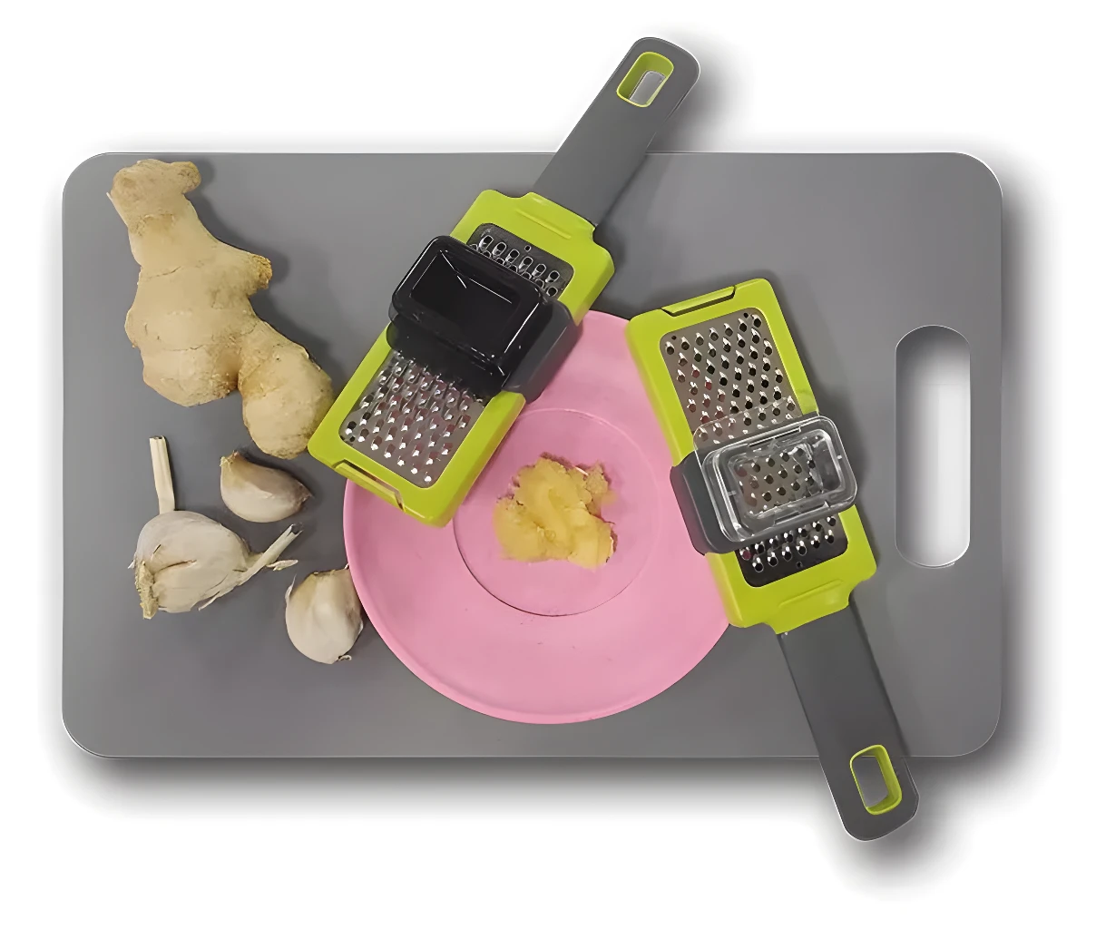 Rallador de ajo con jengibre y ajos sobre tabla gris.