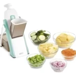 Rallador rebanador de verduras Dash con recipientes de pepino, papa, zanahoria y cebolla.