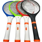 Raquetas mata mosquitos eléctricas de colores: azul, verde, rojo y negro.