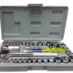 Juego de copas y ratchet cromado para herramientas, organizado en caja gris.