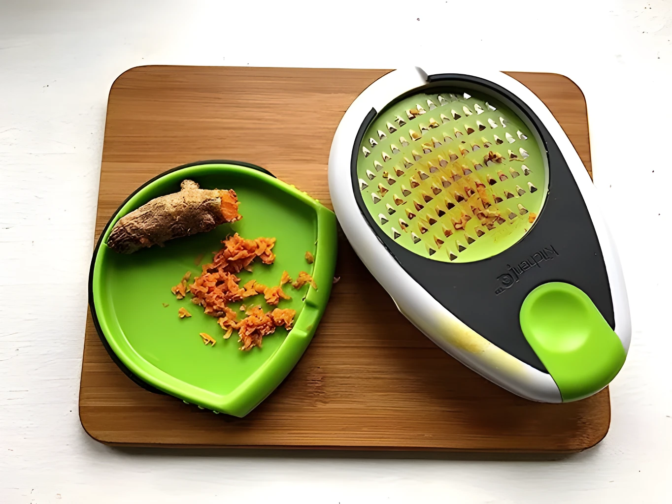 Rayador de ajo y jengibre Kitchener: rallando jengibre fresco en una tabla de madera.