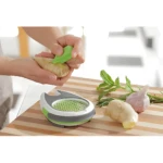 Rayador de ajo y jengibre versátil: herramienta de cocina eficiente para preparar ingredientes frescos.