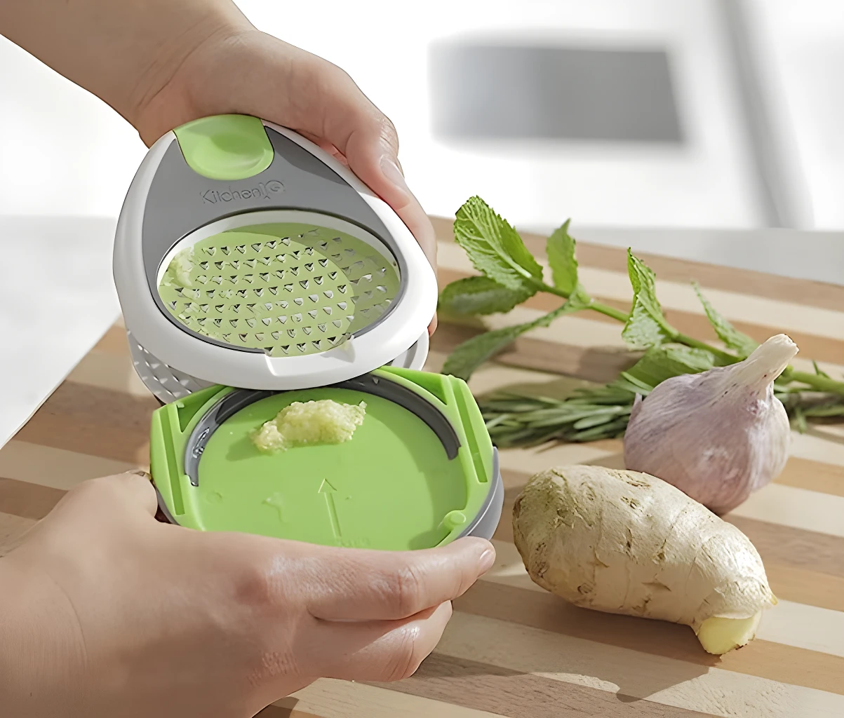 Set x2 Rayador de Ajo y Jengibre con ajo y jengibre fresco sobre tabla.