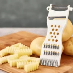 Rebanador de verduras 5 en 1 inoxidable cortando papas en tiras onduladas y rectangulares.