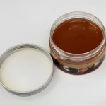 Bee Repair reparador de madera en envase abierto con tapa a un lado.