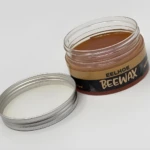 Tarro abierto de Reparador de Madera Bee Repair con cera de abeja natural.