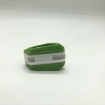 Reparador de plumilla verde y blanco en ángulo sobre fondo blanco.