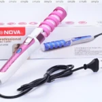 Rizador para cabello Nova RZ-8588 profesional rosa y blanco con cable negro.