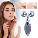 Rodillo facial y corporal 3D plateado para modelar el rostro, con resultado visible.