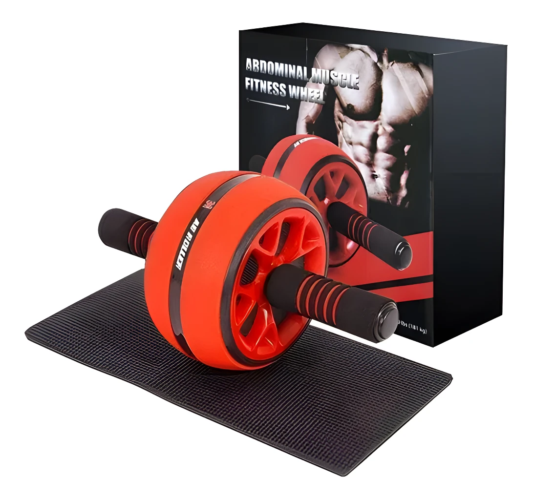 Rueda abdominal naranja con asas negras, tapete negro y caja de ejercicio fitness.