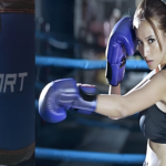 Saco de boxeo azul Sport 90cm con guantes y boxeadora entrenando.
