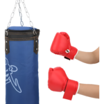 Saco de boxeo azul de 90cm con cadena de sujeción y guantes de boxeo rojos.