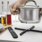 Salva mantel metálico con tapa, dos botellas de aceite y vinagre, plato y cubierto.