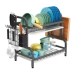 Secaplatos escurridor de loza de 2 niveles con utensilios, platos, vasos y tabla de corte.
