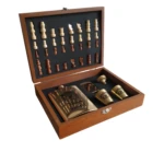 Cofre ajedrez madera con licorera Jack Daniels dorada y vasos.