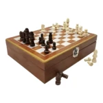 Set de licorera Jack Daniel's dorado en cofre de ajedrez con piezas blancas y negras.