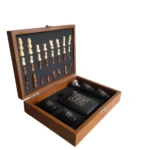 Cofre de ajedrez con licorera Jack Daniels negra y vasos.