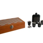 Licorera Jack Daniels negra con 4 shots en cofre de ajedrez de madera.