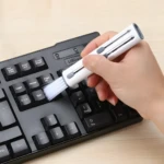 Cepillo limpiador de teclado 2 en 1, ideal para mantener tu computador impecable.