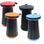 Sillas plegables redondas butacos graduables portátiles en rojo, naranja, negro y azul.