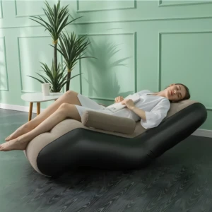 Sofá inflable reposapiés con mujer descansando, diseño moderno para sala.