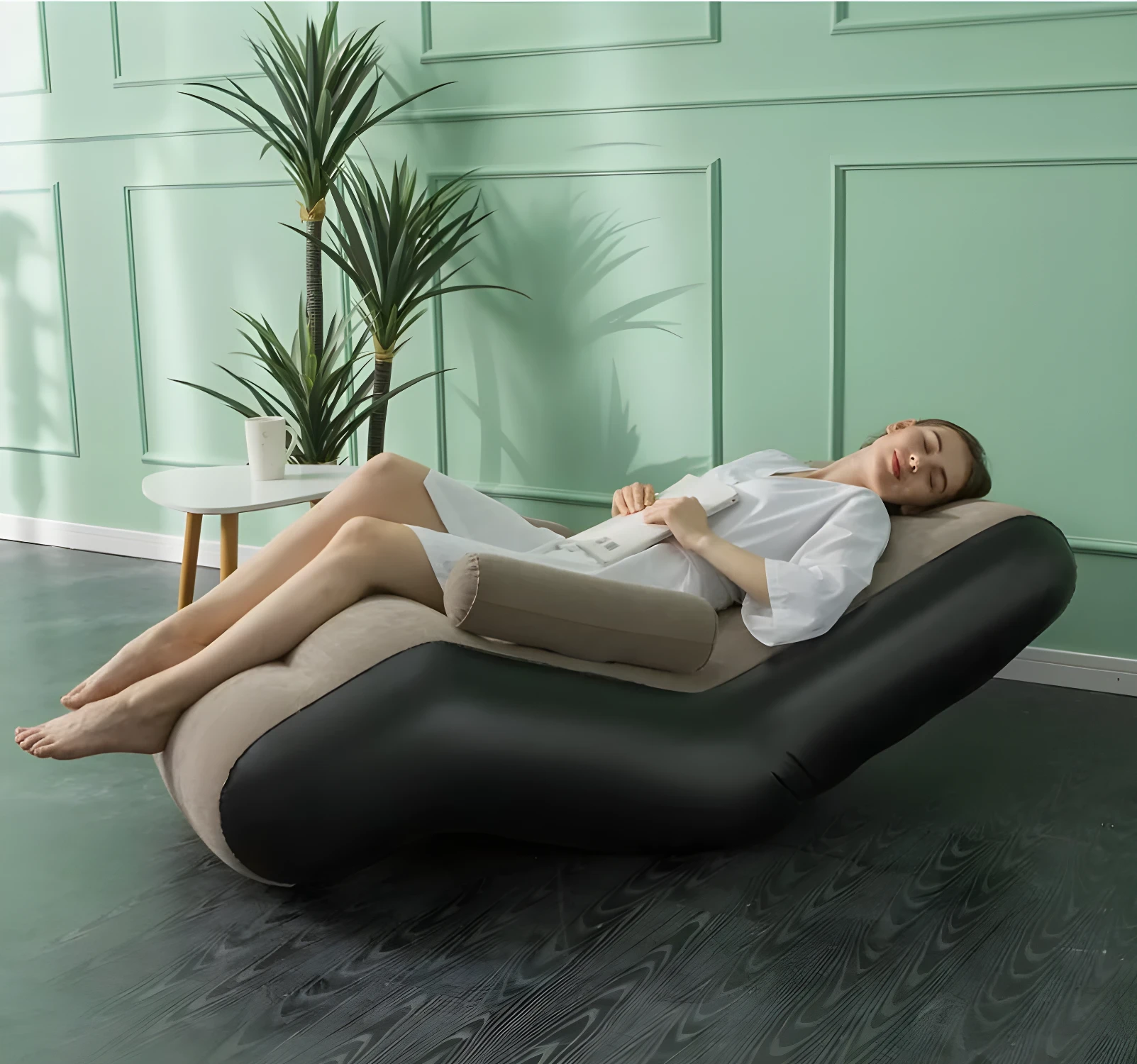 Sofá inflable reposapiés con mujer descansando, diseño moderno para sala.