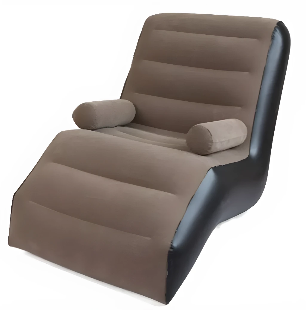 Sofá inflable color café con reposapiés y cojines, ideal para descanso.