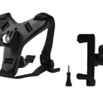 Soporte de casco negro para cámara GoPro y celular con accesorios.