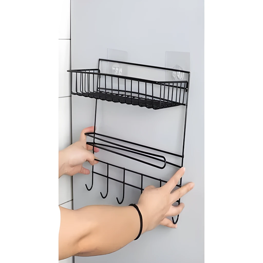 Soporte organizador de cocina negro con estante y ganchos, se adhiere a la pared.