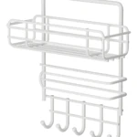 Soporte organizador de cocina blanco con estantes y ganchos para colgar.