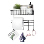Soporte organizador de cocina con rollo de papel, plantas y accesorios colgantes.