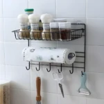 Soporte organizador de cocina con especieros, rollo de cocina, batidor, tijeras y pelador.