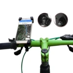 Soporte universal para celular en bicicleta, permite usar GPS en manillar verde.