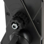 Detalle de ajuste en soporte para celular de bicicleta o moto, con tuerca y engranaje.