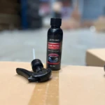 Spray quita arañazos para carro Jaysuing en botella negra con aplicador, ideal para reparación de rayones.