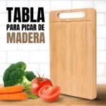 Tabla de madera para picar con vegetales frescos: brócoli, tomates y zanahorias.