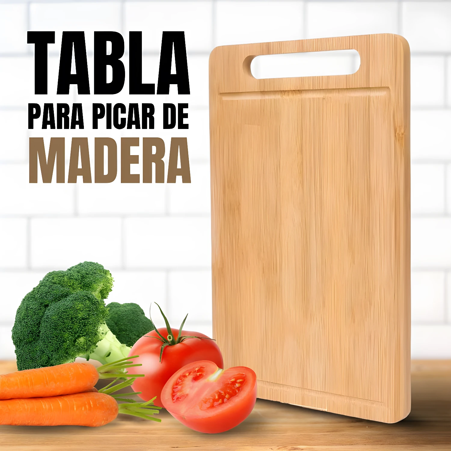 Tabla de madera para picar con vegetales frescos: brócoli, tomates y zanahorias.