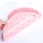 Tapete de baño rosa con ventosas y cerdas exfoliantes, ideal para ducha.