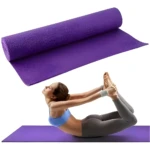 Tapete de yoga morado para ejercicio, gym y gimnasia, mujer en postura de arco.