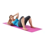 Mujer haciendo abdominales en tapete de yoga rosa para ejercicio y gym.