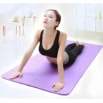 Tapete de yoga morado para ejercicio, gym y pilates, mujer haciendo cobra pose.