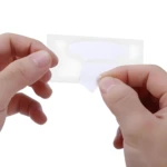 Tiras blanqueamiento dental 3D White siendo retiradas de su empaque por manos.