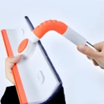 Trapeador limpiador de microfibra con mango curvo naranja para limpieza eficiente.