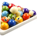 Triángulo de billar con bolas numeradas y de colores, juego de mesa clásico.