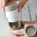 Triturador pulverizador de pastillas en uso, se muestra el contenido molido.